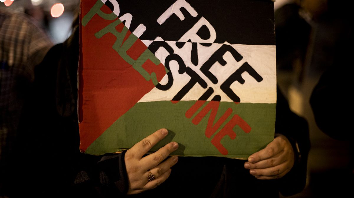 Na podporu Palestiny se na pražském náměstí Míru sešly stovky lidí